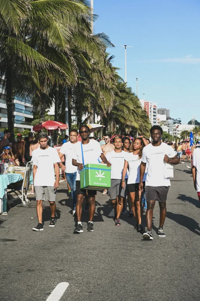 Album do Click Cannabis distribui água gelada no Carnaval do Rio de Janeiro