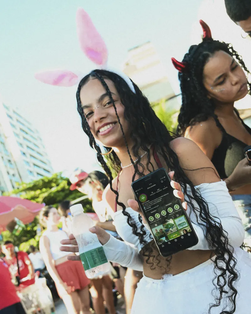 Album do Fantasiada e hidratada: foliã exibe perfil da Click Cannabis no Instagram