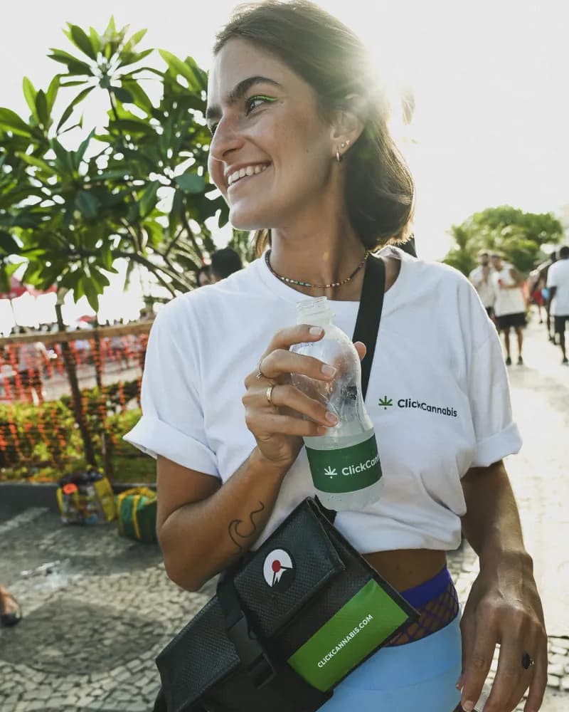 Album do Foliã sorridente com garrafa Click Cannabis na orla do Rio