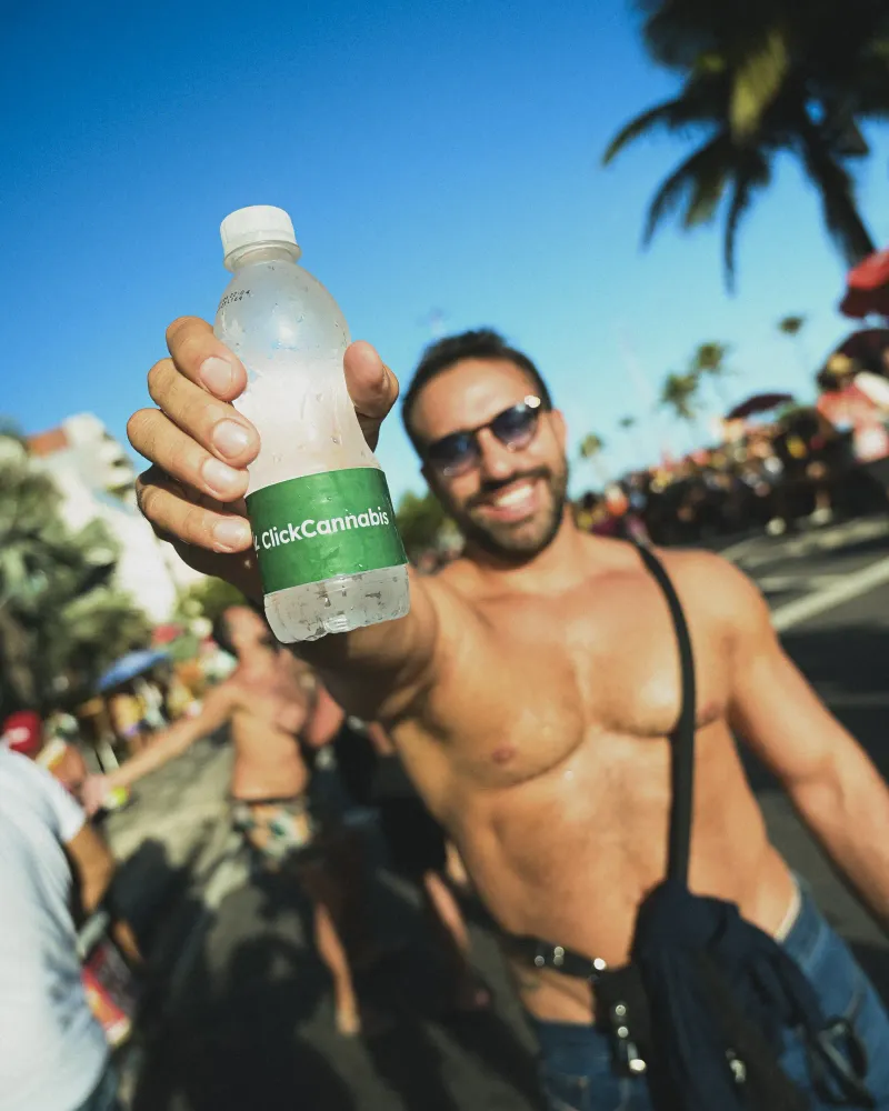 Album do Carnaval carioca com distribuição de água Click Cannabis