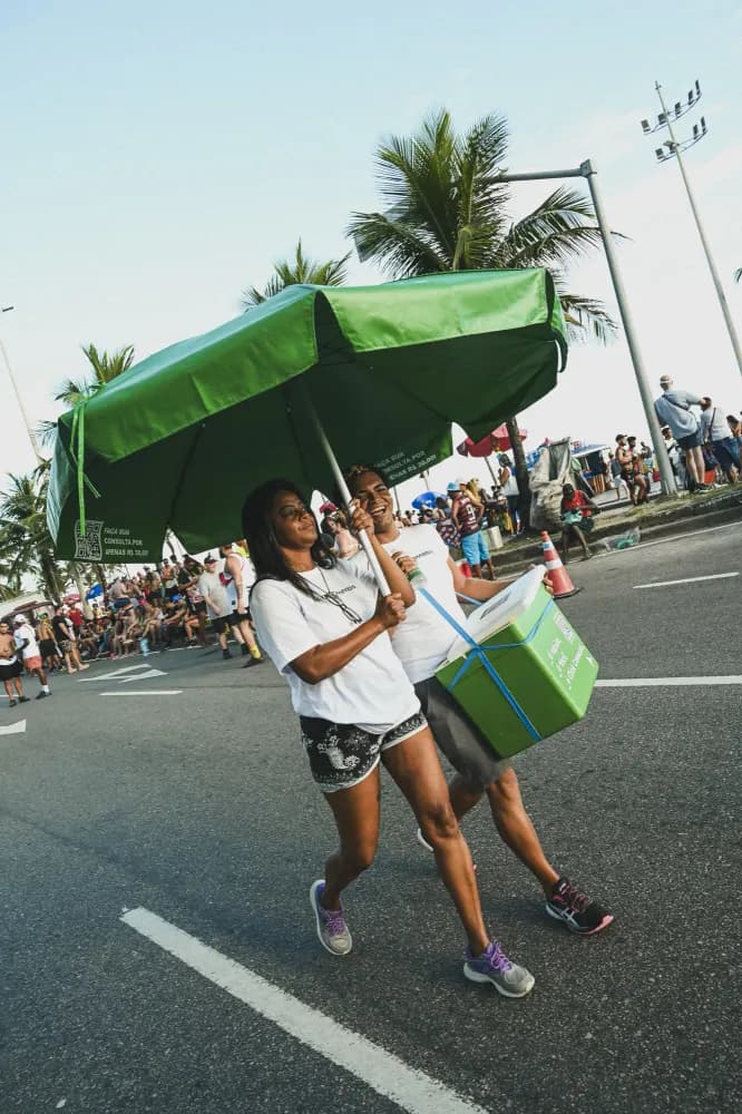 Album do Guarda-sol verde da Click Cannabis em meio à folia carioca